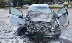 Otomobil, kamyona çarptı: 1 ölü