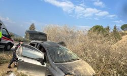 Savrulan araç toprak alana çarparak durabildi: 3 yaralı