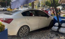 Lüks cipe çarpmaktan kaçınan araç, tatlıcıya girdi