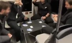 Metroda oyun masası kurarak yolculuk eden gençler şaşırttı