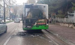 Otobüsün motor kısmı alev aldı, büyük panik yaşandı