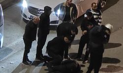 Motosiklet sürücüsü 3 farklı araca çarptı