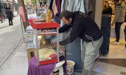 Dükkana müşteri çekmek için ücretsiz 20 kg mısır ikram ediyorlar