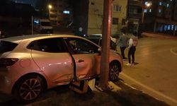 Kontrolden çıkan araç refüje çarptı