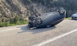 Virajlı yolda kayalara çarparak takla attı