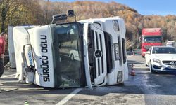 Tır kontrolden çıkarak yol ortasına devrildi: 1 yaralı