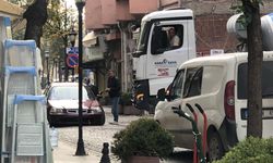 Ters yönden gelen plakasız araç, ambulansa zor anlar yaşattı