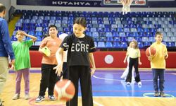 Kütahya’da çocuklar basketbolun temel adımlarını öğrendi