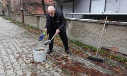 Kütahya'da 83 yaşındaki ihtiyar, tüm mahalleyi temizliyor