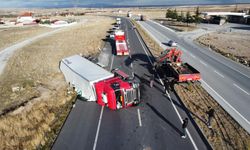 Meyve yüklü tır devrildi