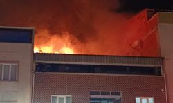 Çatı yangını mahalleyi ayağa kaldırdı