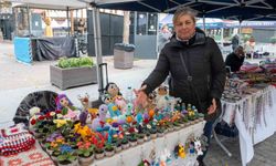 Gece Uyanıp Model Çıkarıyor: El Emeği Çiçekler Tezgâhta Renk Şöleni Sunuyor