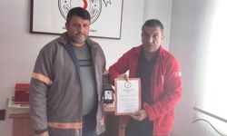 Hisarcık’ta gönüllü bağışçıya bronz madalya takdim edildi