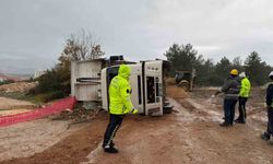 Kamyon Devrildi, Sürücü Araçta Sıkışarak Yaralandı