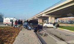 Kavşakta çarpışma! Dur levhası facianın eşiğine getirdi