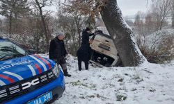 Kütahya'da Gizli Buzlanma Korkuttu: Minibüs Şarampole Yuvarlandı