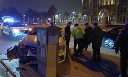 negöl’de Korku Dolu Anlar: Sıkıştırılan Otomobil Levhalara Çarptı