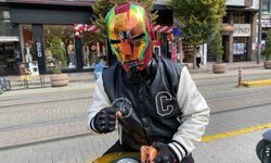 Sokaklarda İron-Man: Motosikletli Dikkat Çekti