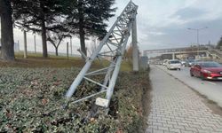 Tırın Açık Damperi Direği Devirdi: Büyük Tehlike Atlatıldı