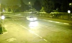 Trafik kazası: minibüs dereye devrildi, sürücü hastaneye kaldırıldı