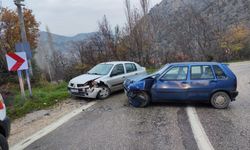 Trafik kazası paniği: Otomobiller kafa kafaya çarpıştı