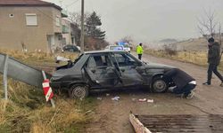 Trafik levhasına çarpan araç hurdaya döndü: 3 yaralı