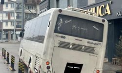 Yoldaki Çukur Tehlike Saçtı: Minibüs Az Kalsın Devriliyordu