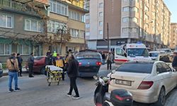 Kütahya'da Şehrin Göbeğinde Can Pazarı! Park Halindeki Araçlara Çarpan Otomobil Takla Attı