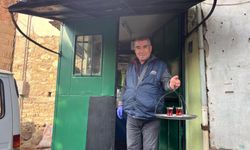 50 yıllık çay ocağında baba mesleğini yapıyor
