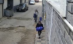Apartman önünden damacana çalan çocuklar kameraya yakalandı