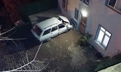 Kütahya'da otomobil ev duvarına çarptı: 1 ölü, 1 yaralı