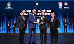 DPÜ'lü akademisyen, TÜBA ödülünü Cumhurbaşkanı Erdoğan'dan aldı