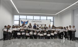 Dumlupınar Gazetesi Atölyesi'ne katılan minik gazeteciler 'sertifikalarına' kavuştu