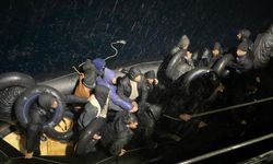 Denizde sürüklenen göçmenlerin imdadına sahil güvenlik yetişti