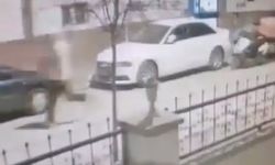 Kuryenin motorundan dürüm çalarken kameralara yansıdı
