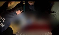 Kaygan zeminde fren yapan motosikletli bariyerlere çarptı