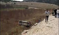 Kontrolden çıkan araç şarampole devrildi