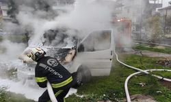 Park halindeki minibüs alev topuna döndü