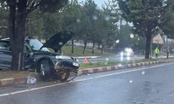 Kütahya'da araç refüje çıktı, yolcu sıkıştı: 2 yaralı