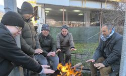 Soğuktan etkilenen pazarcılar çareyi ateş yakmakta buldu