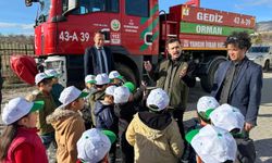 Gediz’de Minik Eller Gelecek İçin Fidan Dikti