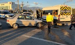 Öğrenci servisi ve otomobil çarpıştı: 7 yaralı