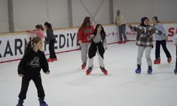 Manisa'da 5 bin öğrenci buz pistinde eğlendi