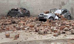 Otoparkta Korku Dolu Anlar: Çatı Duvarı Saniyeler İçinde Devrildi!