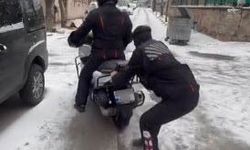 Soğuk Havayı Fırsata Çevirdi: Kuryeden Buz Üstünde Şov