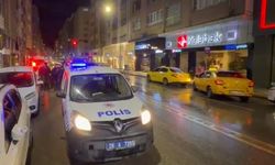 Taksi kapısına çarpan scooterli genç yaralandı