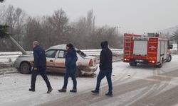 Tavşanlı’da Kontrolden Çıkan Otomobil Karşı Şeride Savruldu