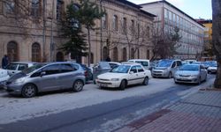 Cumartesi Pazarı Trafiği Kilitledi: Kütahya’da Araçlar Metrelerce Kuyruk Oluşturdu