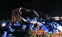 Kütahya'da tır devrildi, yol trafiğe kapandı