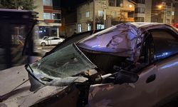 Eskişehir–Kütahya yolunda can pazarı! Otomobil tıra saplandı